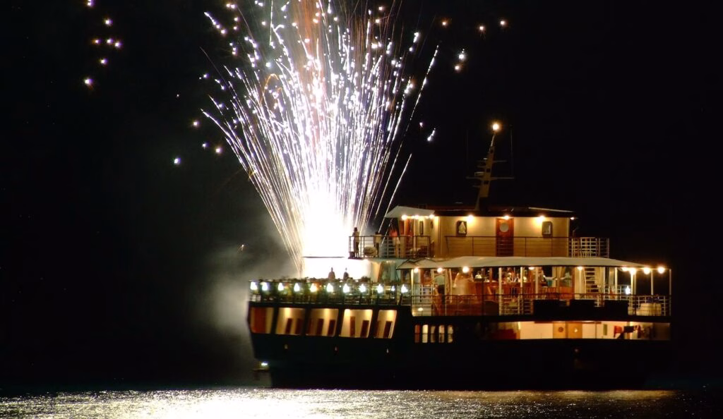 DINNER | SHOW NIGHT CRUISE FIREWORKS.